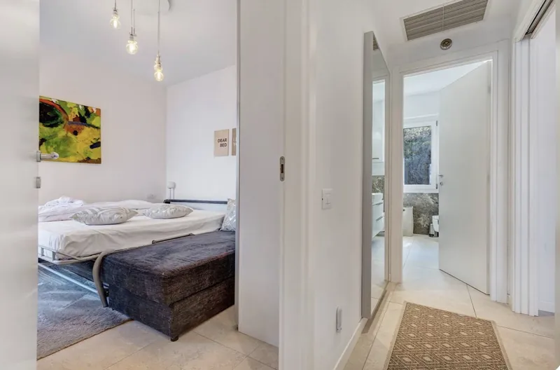 Flur mit Blick ins Schlafzimmer und Bad