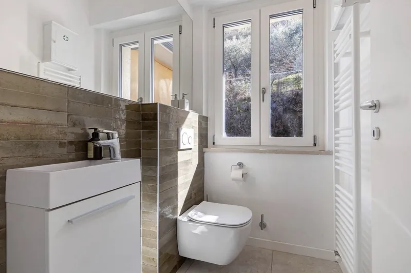 Separates Gäste-WC mit Waschtisch und Tageslicht