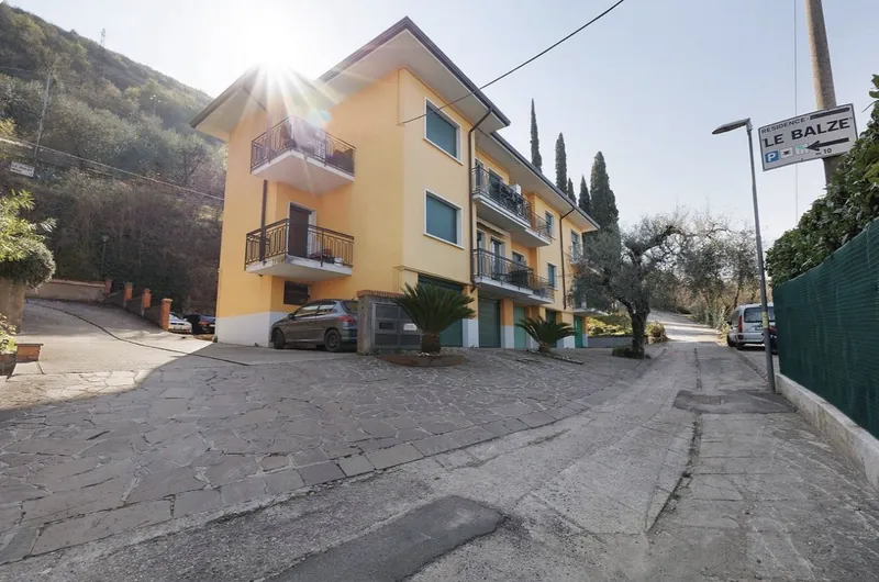 Außenansicht der Residence Le Balze mit Parkplatz und Balkonen