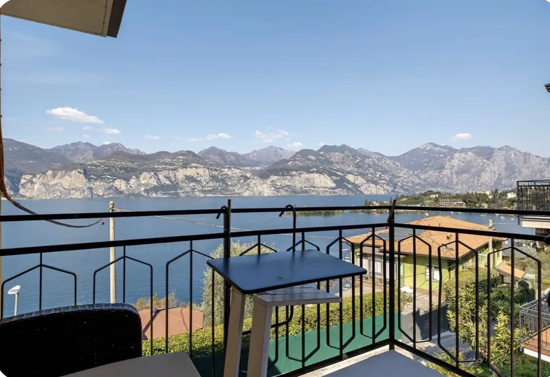 Balkon der Casa di Sandra mit Bistrotisch und Panoramablick auf den Gardasee