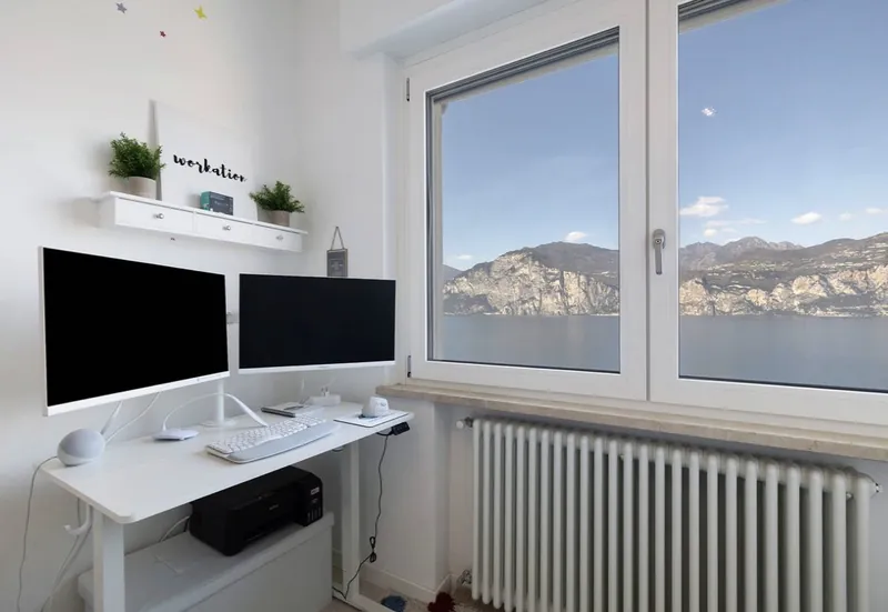 Arbeitsplatz mit zwei Monitoren und Seeblick – ideal für Workation