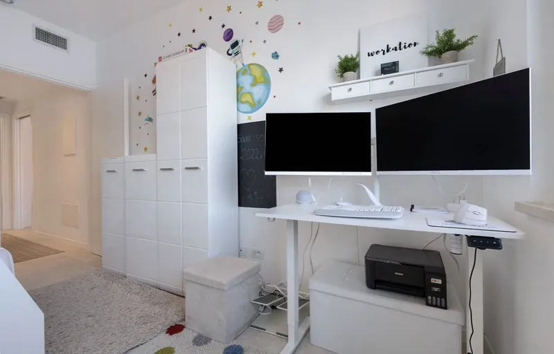 Workation-Ecke mit höhenverstellbarem Schreibtisch und Drucker
