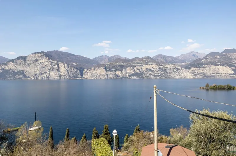 Weiter Blick über den Gardasee auf die Felswände des Westufers