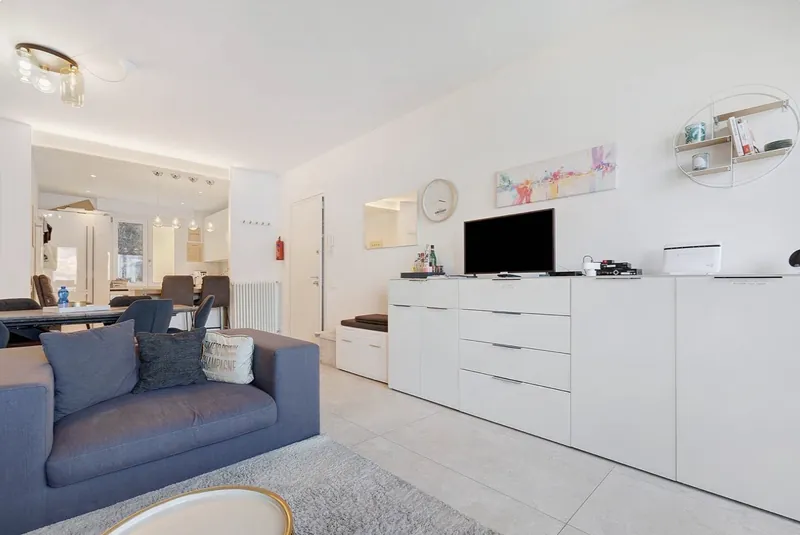 Wohnzimmer mit Sofa, TV und viel Stauraum