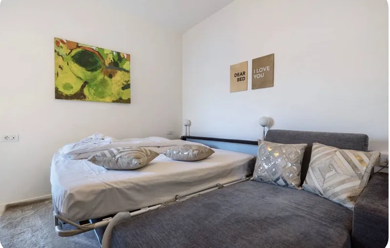Zweites Zimmer mit dauerhaft ausgezogenem Schlafsofa, 1,80 m breit, und zusätzlicher Matratze
