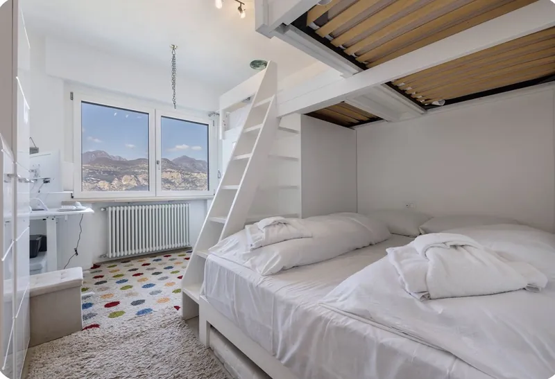 Familienzimmer mit Doppelbett unten, 2 Einzelbetten oben und Seeblick