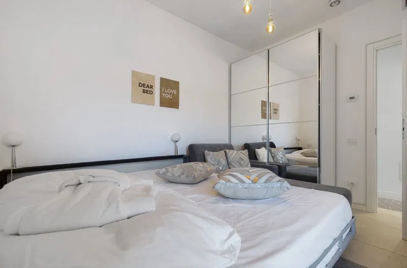 Schlafzimmer mit Doppelbett, Spiegelschrank und Leselampen